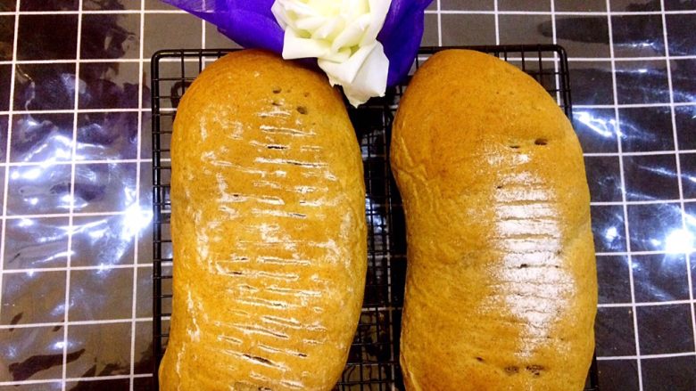 黑麦胖面包,190度上下火，放烤箱中层烤30分钟。