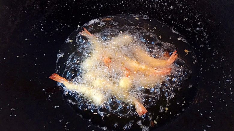 飘香炸虾🍤,放凉一点后，再复炸一次，炸到金黄色，捞起控油，装盘。