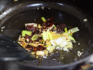 鱼香杏鲍菇,放入郫县豆瓣辣酱煸炒出红油，整个物料要润泽冒泡才好。郫县豆瓣酱可以先剁细碎些。