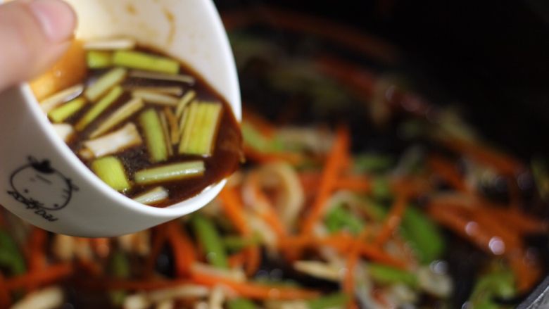 鱼香杏鲍菇,锅中倒入调好的碗汁翻匀即可。