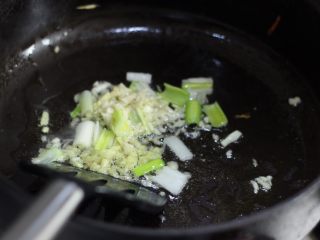 鱼香杏鲍菇,锅中放入底油，中小火加至四成热，下葱姜蒜粒煸香。