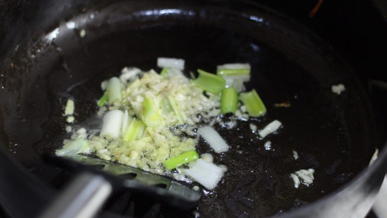 鱼香杏鲍菇,锅中放入底油，中小火加至四成热，下葱姜蒜粒煸香。