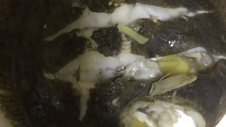 清蒸多宝鱼,蒸好以后把原先跟鱼一起蒸的姜和辣椒丢掉，和蒸鱼的水倒掉