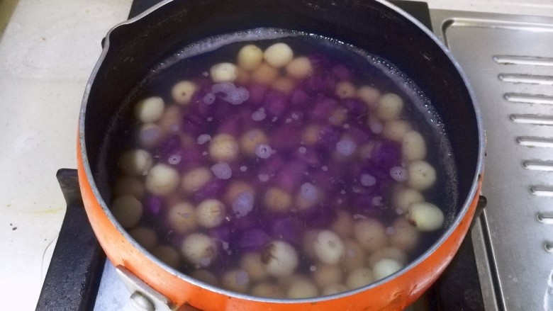 紫薯银耳莲子羹,加入紫薯丁，继续小火炖5分钟