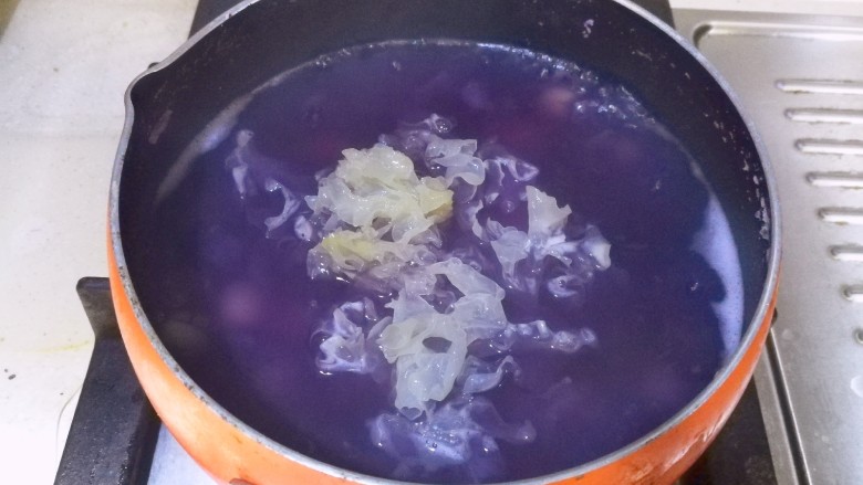 紫薯银耳莲子羹,加入洗净的银耳