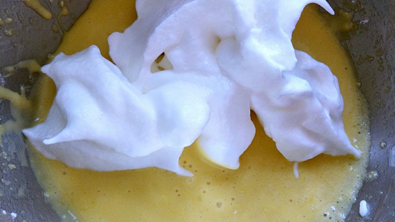 奇异果蛋糕,把三分之一的蛋白加入蛋黄里，用炒菜手法搅拌均匀