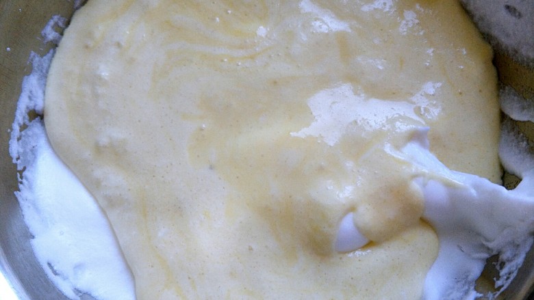 奇异果蛋糕,把蛋黄全部倒入蛋白里搅拌均匀