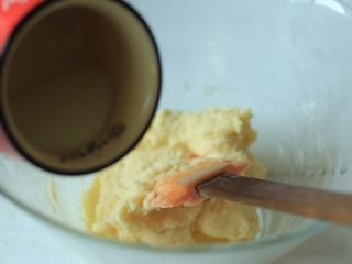 蜜豆夹心松饼,最后加入牛奶，搅拌均匀