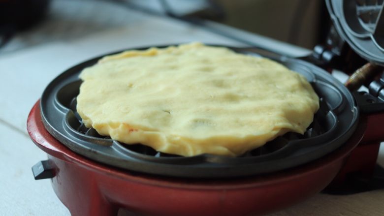 蜜豆夹心松饼,放入预热好的蛋糕机心形烤盘里