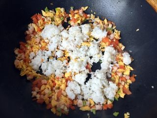 香烤芝士土豆泥炒饭,放入米饭炒匀。