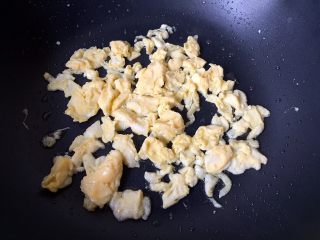 香烤芝士土豆泥炒饭,放入鸡蛋翻炒片刻。