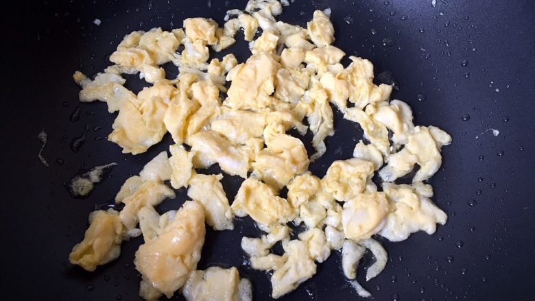 香烤芝士土豆泥炒饭,放入鸡蛋翻炒片刻。