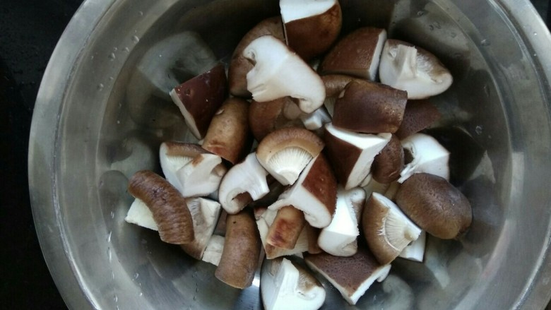 香菇烧豆腐,用手挤一下香菇里的水份，一个香菇切成四瓣