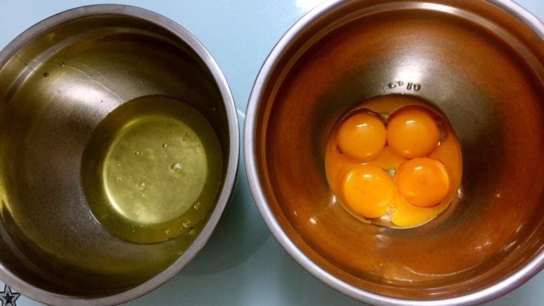 椰蓉蛋糕,蛋清和蛋黄分开放在两个无水无油的盆和碗中