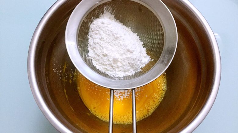 椰蓉蛋糕,筛入混合好的粉类，分两次筛入，每次拌匀再筛入下一次