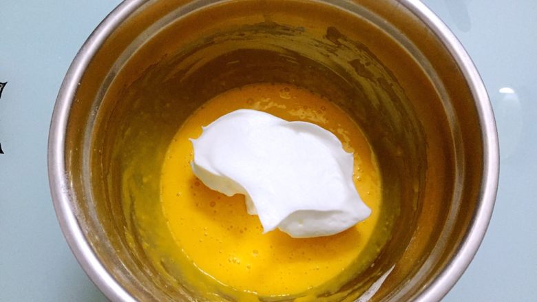 椰蓉蛋糕,把蛋白的三分之一倒入蛋黄糊中，上下拌匀或翻拌均匀