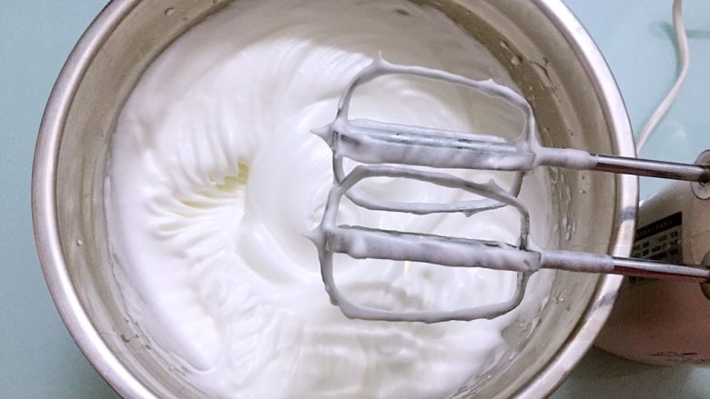 椰蓉蛋糕,打发至硬性发泡，提起打蛋器有小尖角即可，即为蛋白霜