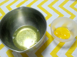 奥利奥竹炭卷,分离蛋清蛋白，注意放蛋白的盆要保证无油无水，不可掺上蛋黄。