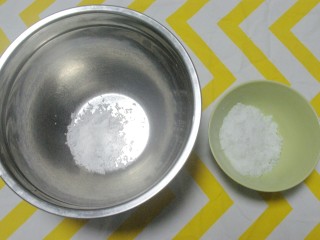 奥利奥竹炭卷,将蛋糕体用的细砂糖65g分15g到打蛋盆中，剩余50g细砂糖备用。