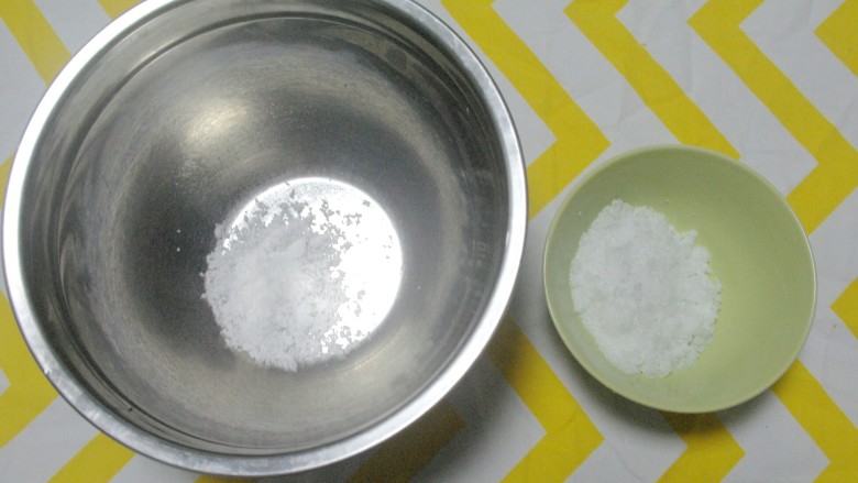 奥利奥竹炭卷,将蛋糕体用的细砂糖65g分15g到打蛋盆中，剩余50g细砂糖备用。