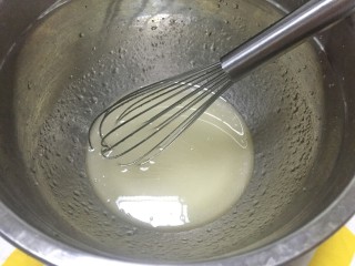 奥利奥竹炭卷,用蛋抽搅拌均匀至乳化状态。