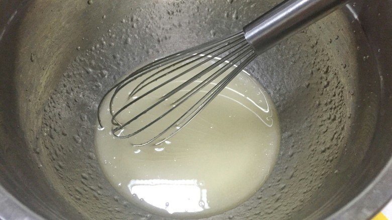 奥利奥竹炭卷,用蛋抽搅拌均匀至乳化状态。