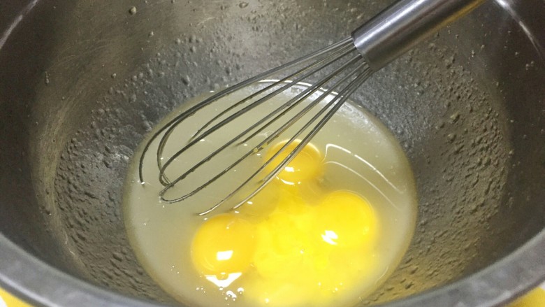 奥利奥竹炭卷,稍稍冷却，加入提前分离好四个蛋黄。