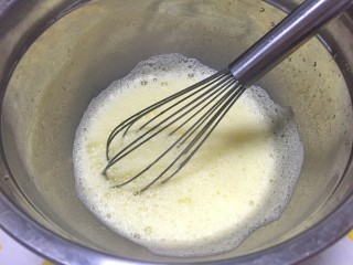 奥利奥竹炭卷,用蛋抽搅拌混合均匀。