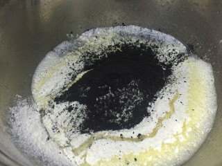 奥利奥竹炭卷,筛入低筋面粉和竹炭粉。
