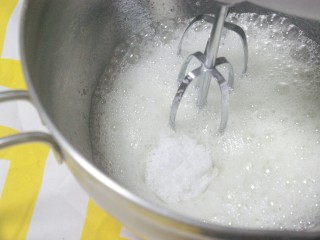 奥利奥竹炭卷,打发至出现粗泡，加入剩余蛋糕体用细砂糖的三分之一，继续中低速打发。