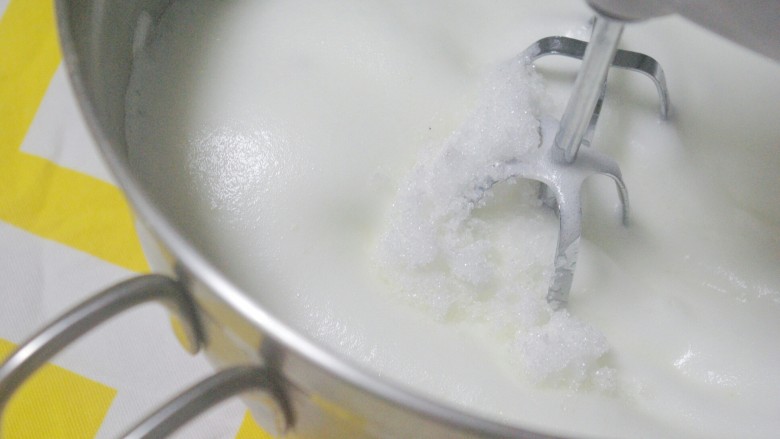 奥利奥竹炭卷,打发至蛋白霜变浓稠，提起滴落出现纹路时，加入最后三分之一细砂糖，改用低速打发。