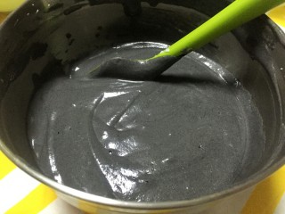 奥利奥竹炭卷,改用翻拌手法，迅速翻拌混合均匀。