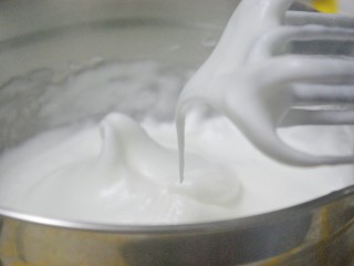 奥利奥竹炭卷,打发至提起打蛋头，前端出现长尖角时，蛋白霜打发完成。