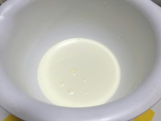 奥利奥竹炭卷,称取冷藏过的淡奶油，加入夹馅用的细砂糖，用电动打蛋器打至八分发。