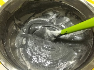奥利奥竹炭卷,将混合好的面糊倒入剩余三分之一蛋白霜的盆中。