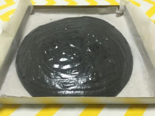 奥利奥竹炭卷,将混合好的面糊从15cm高度倒入垫了油纸的模具中。