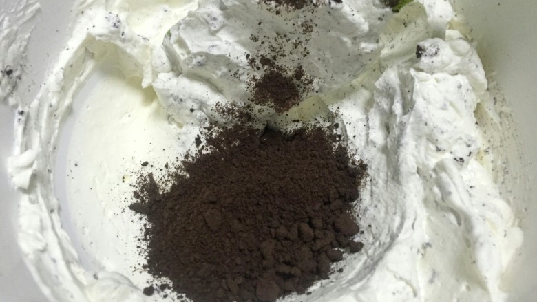 奥利奥竹炭卷,往打好的淡奶油中加入奥利奥碎沫。