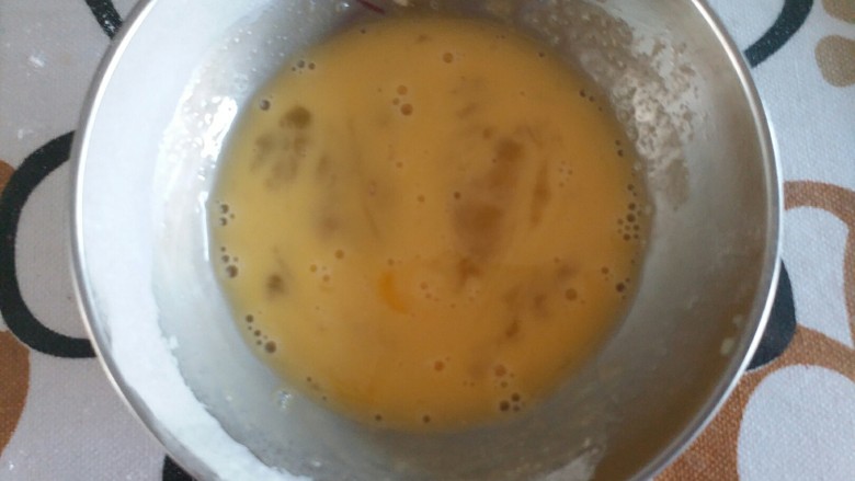 葡萄干花生酥（低糖低油版）,鸡蛋打入碗中称重40g ,剩余部分留作表面装饰用