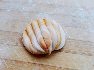 花样包子,也可以做成小贝壳，两种颜色面团摞起来擀成长条，卷起来，擀成椭圆形，用筷子压出纹路，对折，整理一下即可