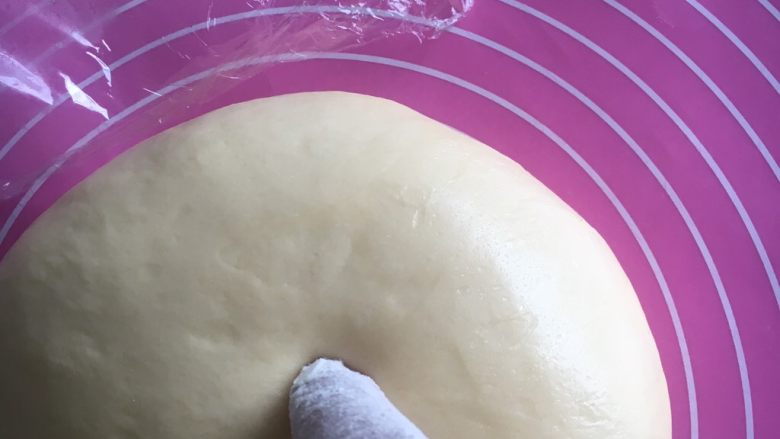 #家有烤箱#炼乳哈斯面包,发至两倍大，手指沾些面粉戳洞