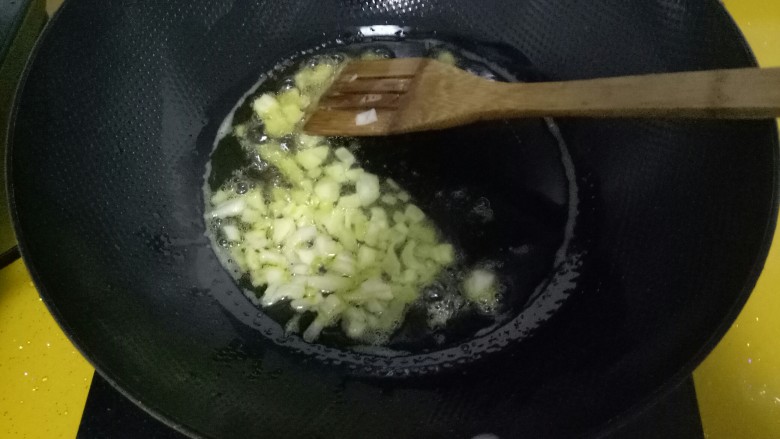 东北名菜#南瓜炖土豆#,油温升到7分时，放入切好的葱花。不断翻炒。