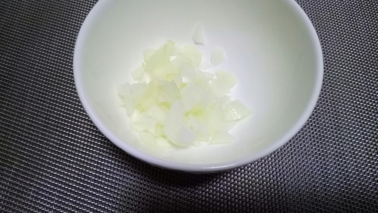 东北名菜#南瓜炖土豆#,毛葱切成葱花。