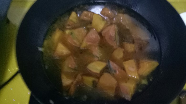 东北名菜#南瓜炖土豆#,放入适量水，注意不要太少。