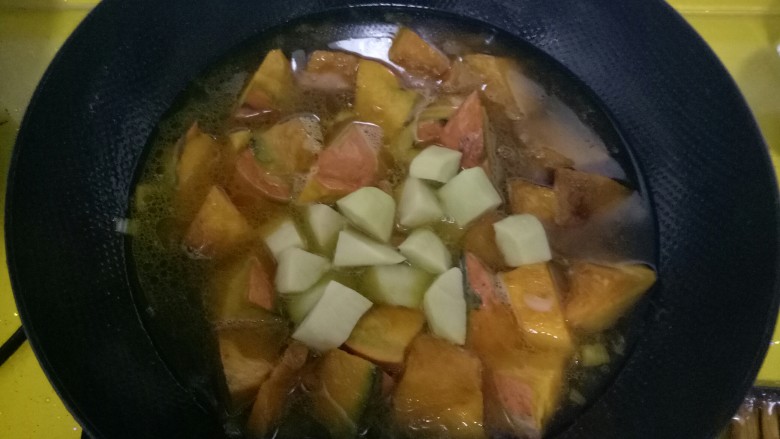 东北名菜#南瓜炖土豆#,放入土豆块，在放入适量盐和鸡粉。炖12分钟左右。