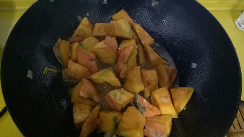 东北名菜#南瓜炖土豆#,翻炒后的南瓜。