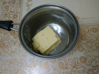 家有烤箱蛋黄肉松奶酪包,黄油放入无水干燥的小锅中。