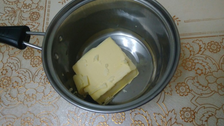 家有烤箱蛋黄肉松奶酪包,<a style='color:red;display:inline-block;' href='/shicai/ 887'>黄油</a>放入无水干燥的小锅中。