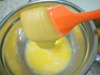 家有烤箱蛋黄肉松奶酪包,黄油面粉糊糊完全冷却，里面加入盐，搅拌均匀，分三次加入蛋黄盆中，每次都有搅拌均匀。