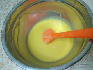 家有烤箱蛋黄肉松奶酪包,最后搅拌成均匀的蛋黄糊就可以了。