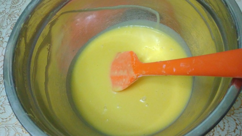 家有烤箱蛋黄肉松奶酪包,最后搅拌成均匀的蛋黄糊就可以了。